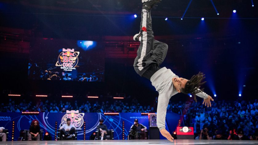 B-boy Bart durante a Final Mundial do Red Bull BC One 2021, em Gdansk na Polônia (Crédito: Little Shao/ Red Bull Content Pool)